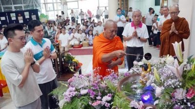 玻佛学会庆卫塞节   500佛友供僧浴佛