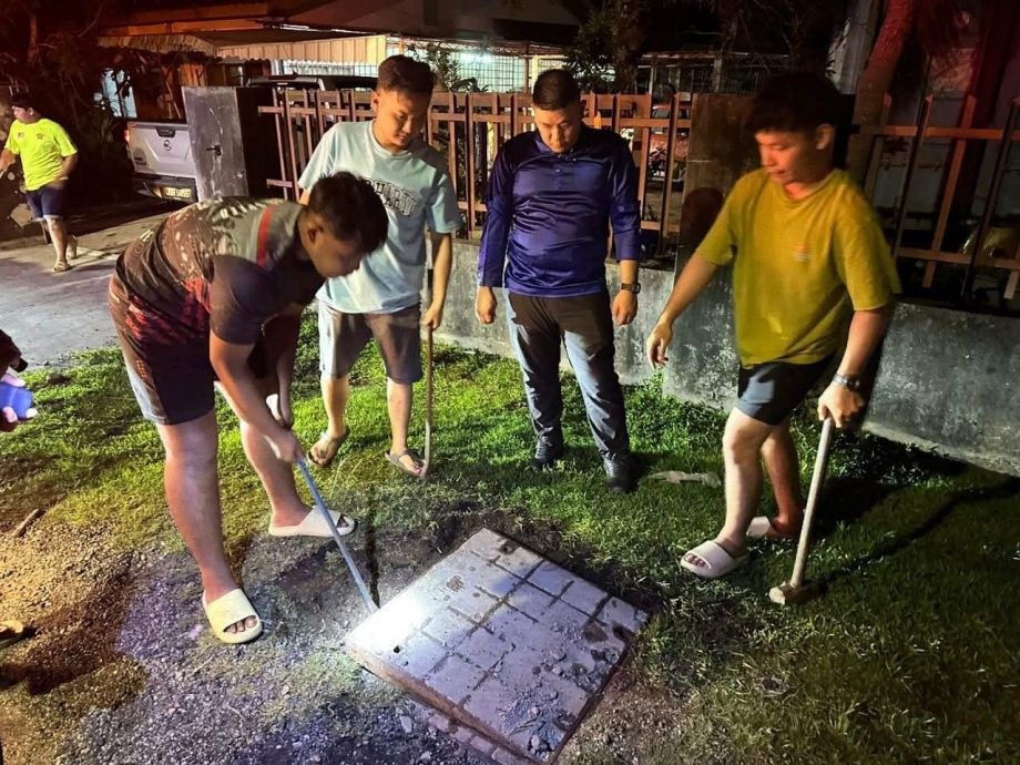 （大北马）盗匪撬开井盖偷电缆留下“马路陷阱”