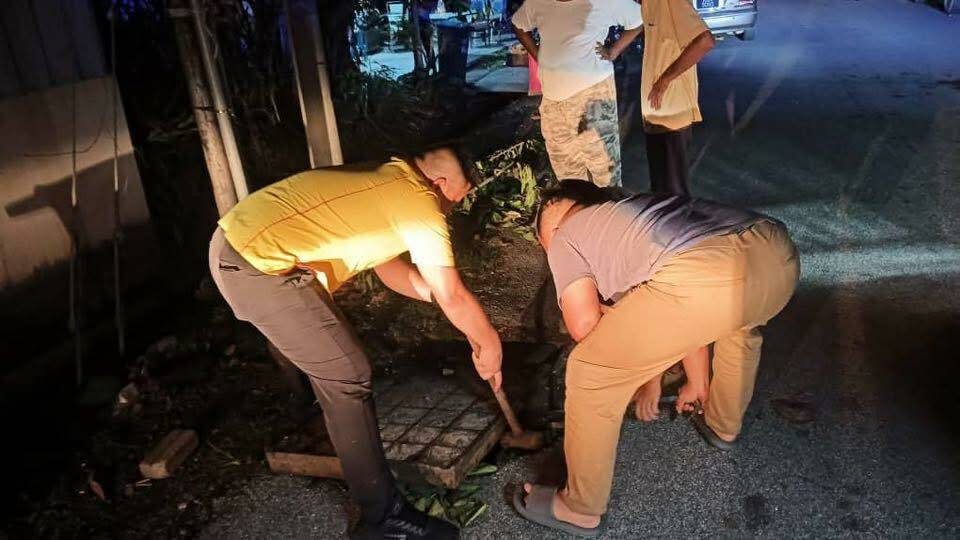 （大北马）盗匪撬开井盖偷电缆留下“马路陷阱”