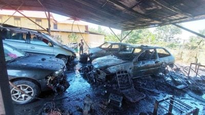 东主与员工不在厂内   修车中心失火 烧毁4车