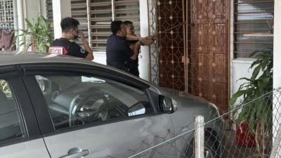 丈夫昏坐马桶2天 妻未进食 机警邻居求助救下两老