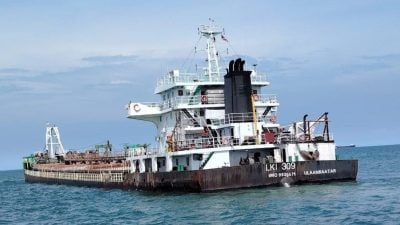 虎屿海域截查超载挖泥船   执法员扣2船员助查