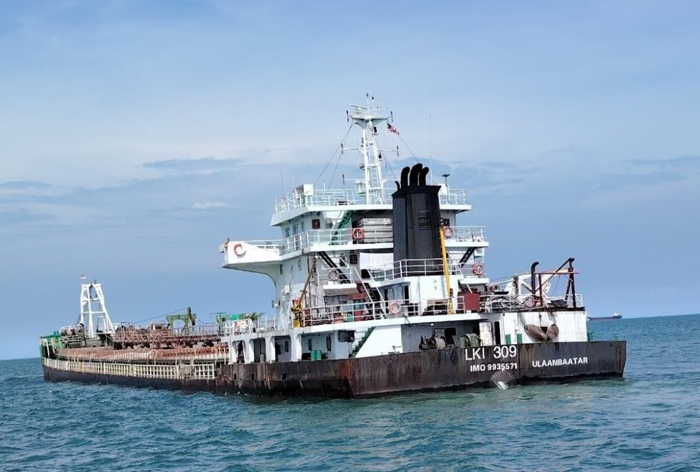 (大北马)虎屿海域截查超载挖泥船,执法员押走2船员助查