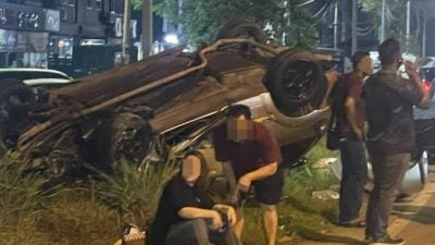 轿车失控撞上迎面车辆  四轮朝天 场面惊险