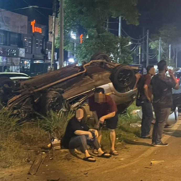 （大北马）车祸四轮朝天