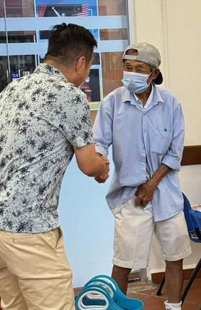 （大北马）长者骑脚车来捐款 胡栋强感激