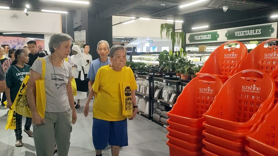 黄顺祥安排到超市   安老院长者开心购物