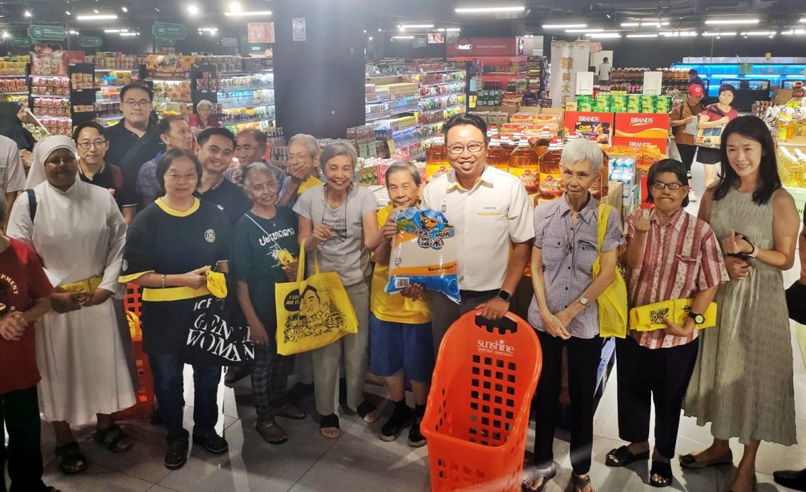 黄顺祥安排到超市   安老院长者开心购物