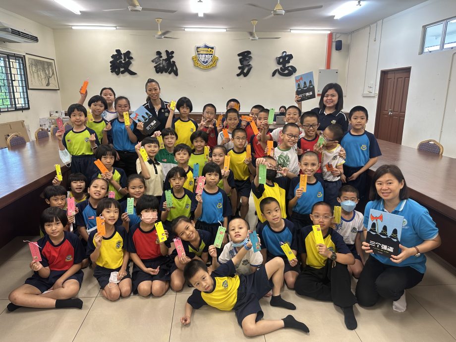 在加影育华小学主办“2025年儿童绘本读书会”／3图