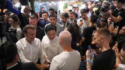 马克龙黄循财夜游老巴刹 尝炒粿条沙爹