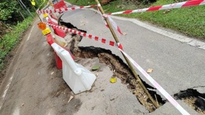 乌雪又有水管破裂 大水冲毁道路“一分为二”