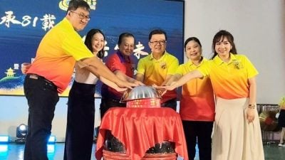 四维华小四合一晚宴   黄冬妹捐2万继续受表扬