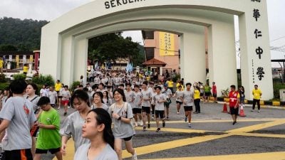 峇华仁中学办“华中行”慈善义跑 2500人参与筹获45万
