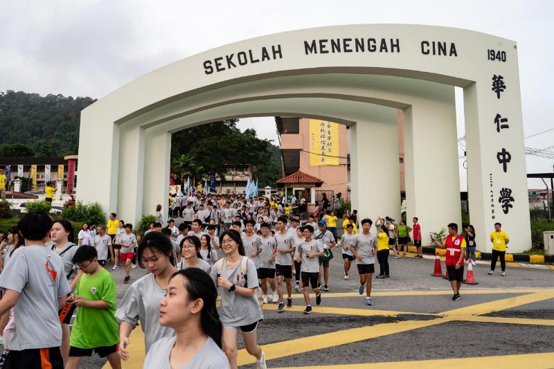 峇华仁中学办“华中行”慈善义跑 2500人参与筹获45万