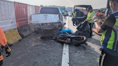 摩托撞故障吉普车   骑士死乘客伤