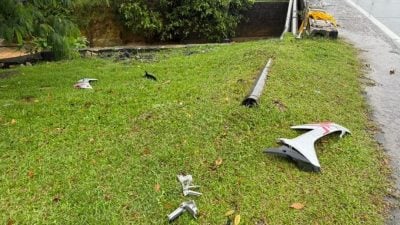 撞汽车后被抛飞   摩托骑士不治身亡
