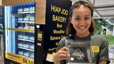 新山老字号协裕登陆狮城 香蕉蛋糕贩卖机1小时售罄
