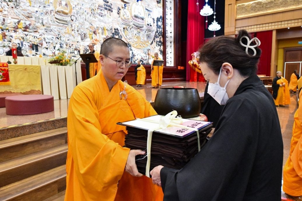 佛光山新马寺办皈戒礼 800人受戒