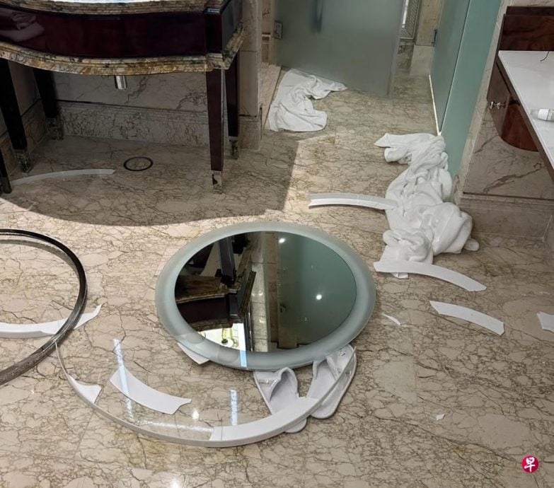 （已签发）柔：狮城二三事：一家访新入住豪华酒店   浴室镜子突脱落碎一地