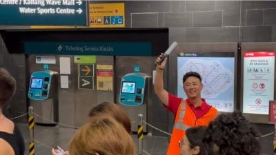 【视频】与歌迷一同欢唱卡卡歌曲 地铁职员意外爆红