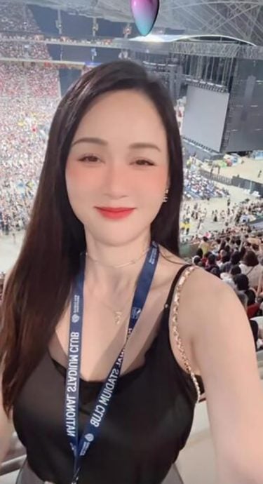 (已签发)柔:狮城二三事:女神卡卡狮城开唱 海外明星纷朝圣