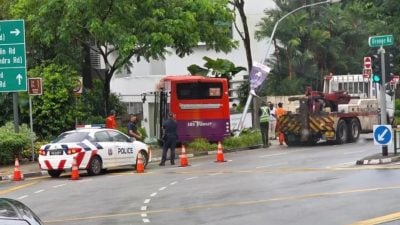 巴士失控冲进人行道 撞毁公寓保安亭