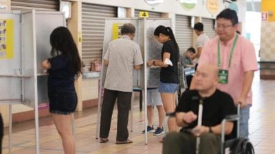 狮城大选2025 | 48%选民已投票  黄循财偕夫人现身投票