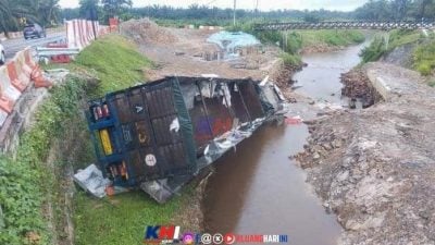 疑刹车器失灵  罗里失控坠斜坡无人伤