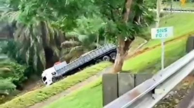 超车酿罗里冲下坡意外   警：女司机已备案