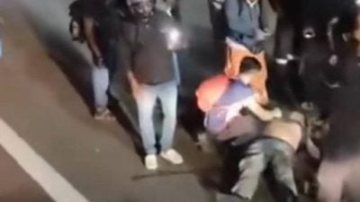 骑士追尾轿车摔倒丧命   头盔滚落致另1骑士蒙伤