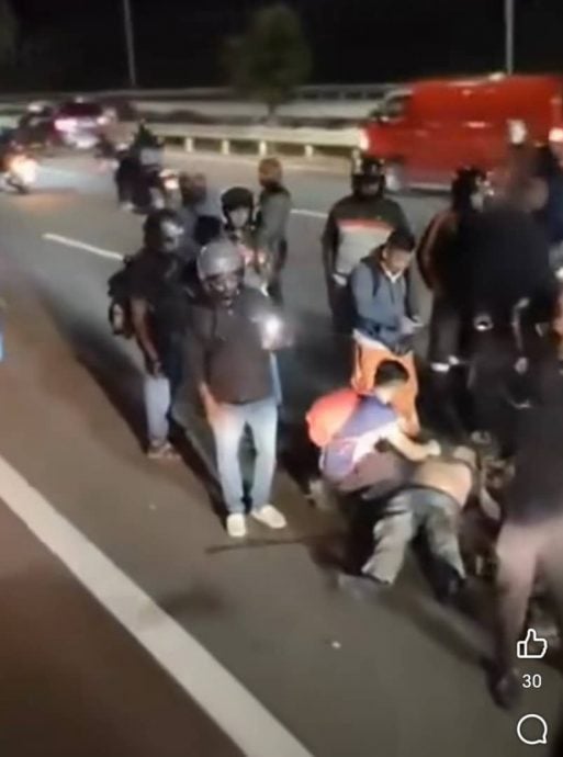 (已签发)柔:骑士追尾轿车摔倒丧命 头盔滚落致另1骑士蒙伤