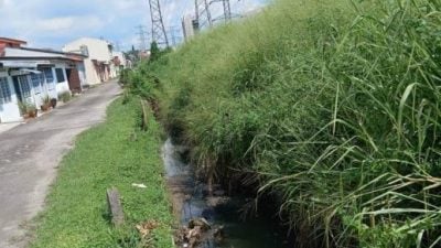 居民：吉打路罕见淹半呎 “再不清沟恐淹屋”