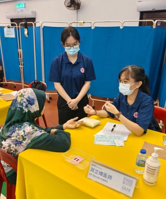（版4头）大都会/同善医院义诊来到班达马兰再也，逾千人包括友族也来看病
