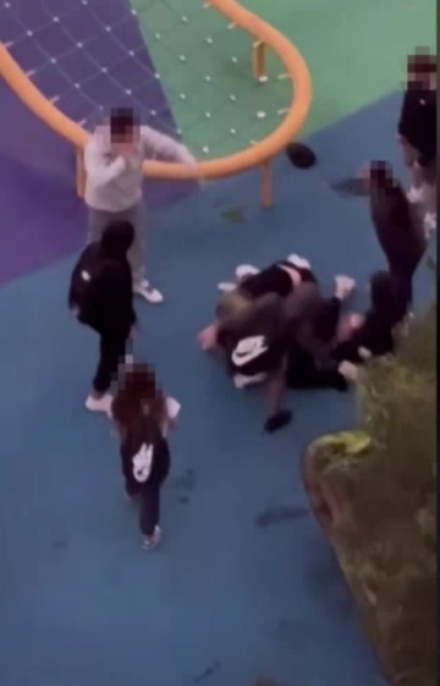 （视频） 华人夫妇悉尼无故遭围殴 七名青少年被警方起诉