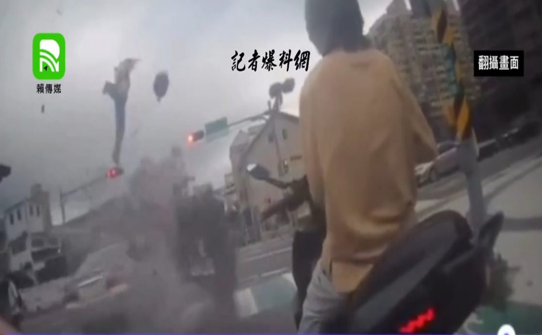 (视频)台湾恐怖车祸 失控轿车高速冲撞 学童在内16人伤4人命危