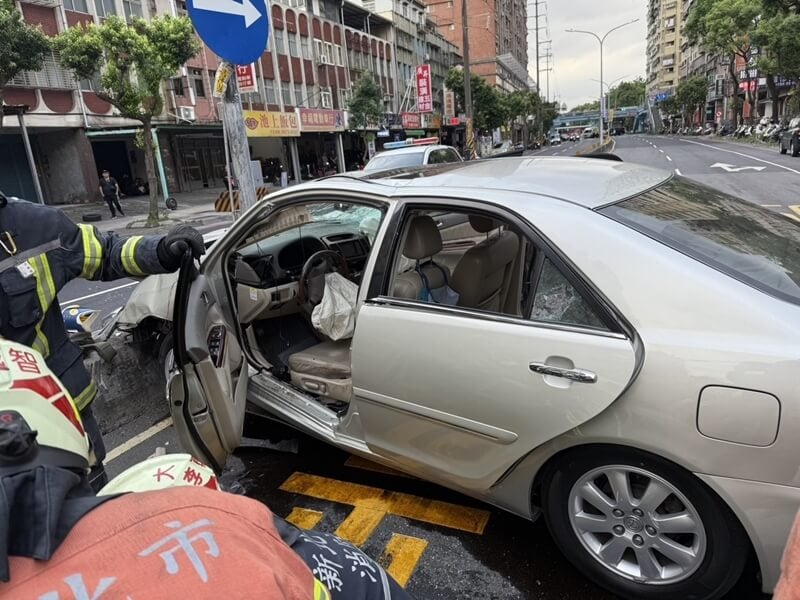 (视频)台湾恐怖车祸 失控轿车高速冲撞 学童在内16人伤4人命危