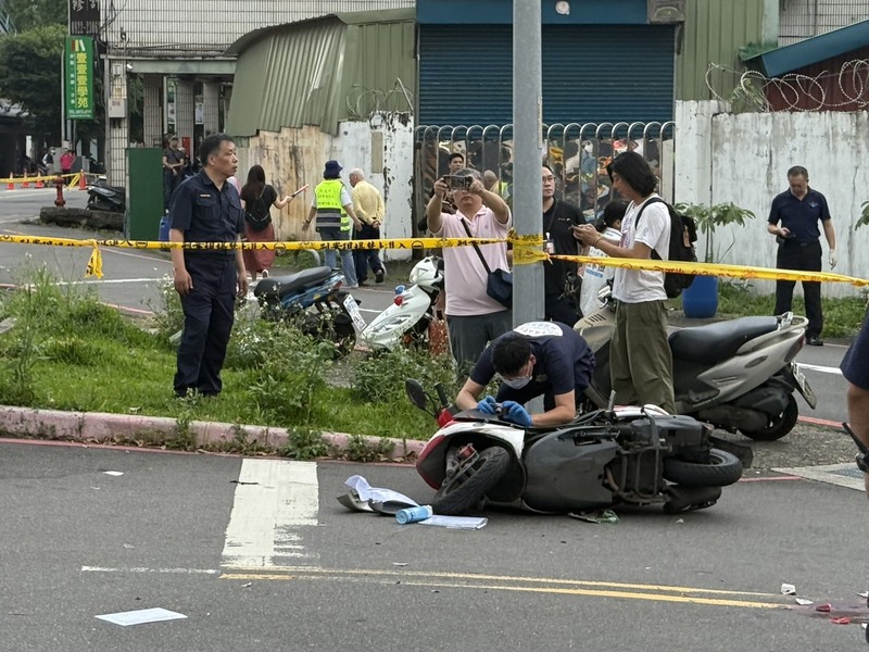 (视频)台湾恐怖车祸 失控轿车高速冲撞 学童在内16人伤4人命危