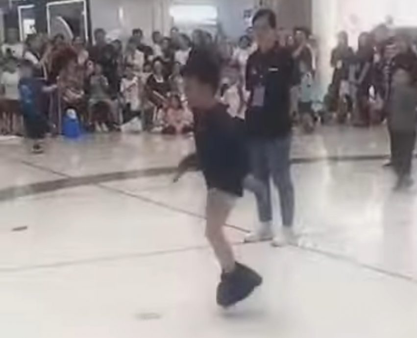 （视频）拼盘∕6岁童跳绳比赛裤子掉了坚持完赛夺下亚军 网友赞“心态超棒”