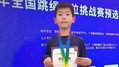 视频 | 6岁童跳绳比赛裤子掉了坚持完赛夺亚军 网友赞“心态超棒”