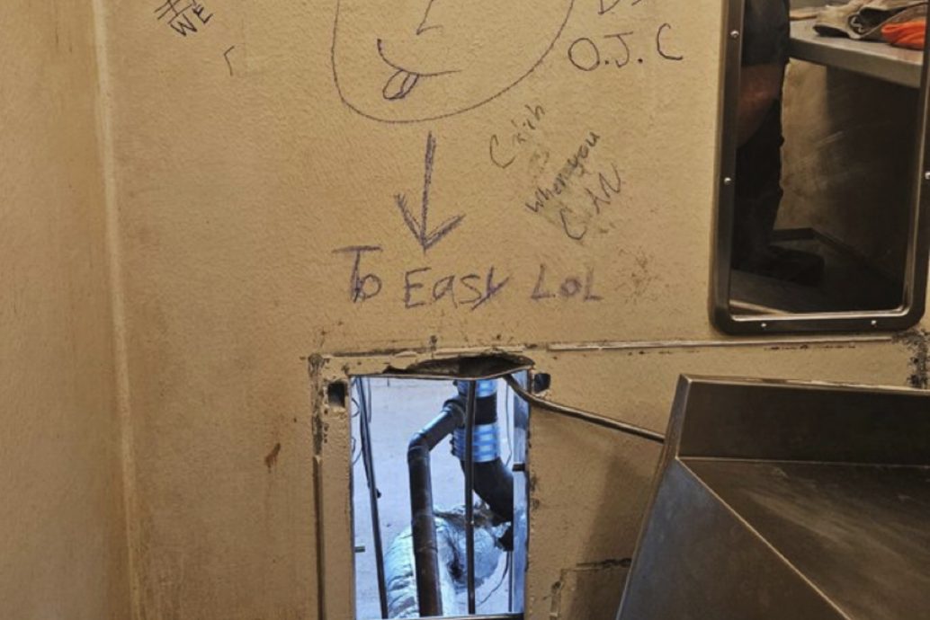 (视频)美国10名囚犯凿穿墙壁集体越狱 留涂鸦狂呛声 3人被抓回