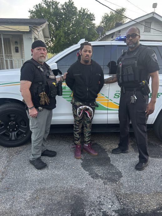 (视频)美国10名囚犯凿穿墙壁集体越狱 留涂鸦狂呛声 3人被抓回