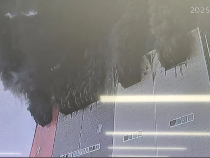 (视频)韩国大型物流中心起火 锂电池助燃难扑灭 紧急疏散178名员工