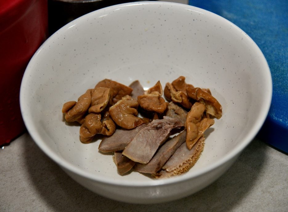 （预编24日见报）大都会/吃货来啰/《甘发茶楼》迷你版咖哩叻沙猪杂粥