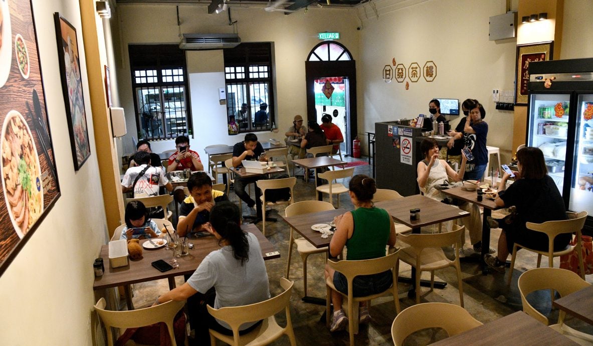 (预编24日见报)大都会/吃货来啰/《甘发茶楼》迷你版咖哩叻沙猪杂粥