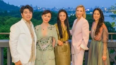 同框凯特白兰芝 刘嘉玲“胸光”尽露挨酸