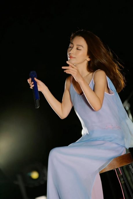  Hebe上山开唱　“不速之客”突袭吓到尖叫