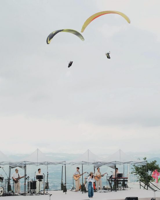  Hebe上山开唱　“不速之客”突袭吓到尖叫