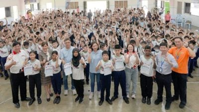 专科医生传授护眼常识  学生乐当护眼小天使