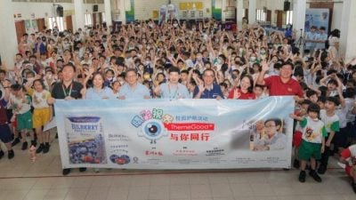 沉迷手机长时间用电子品  医生：恐致视觉综合症