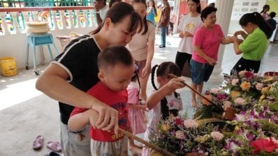 劳勿佛教會庆祝卫塞节   信徒浴佛洗涤心灵尘垢